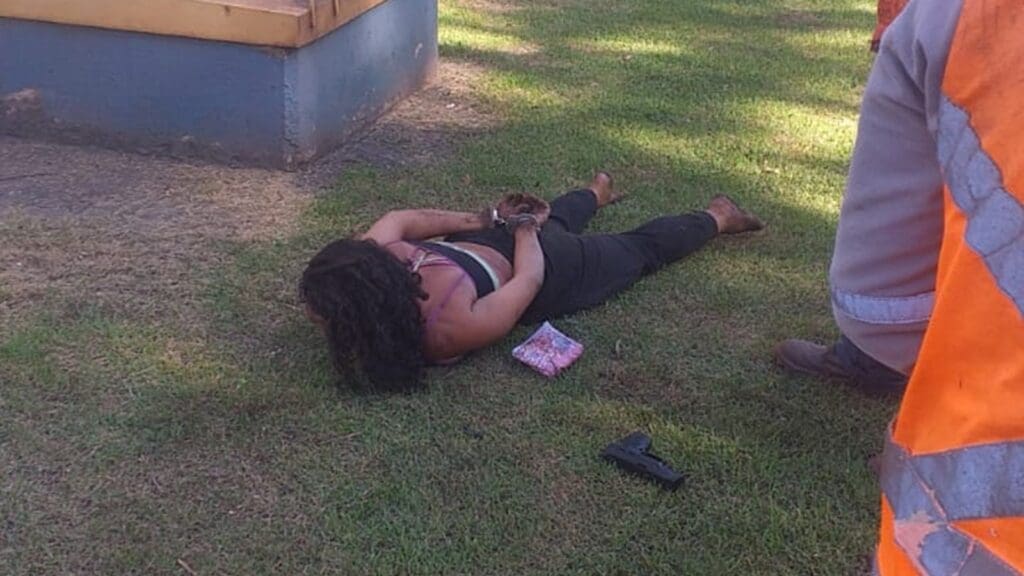 Mulher algemada deitada no chão da empresa Vale