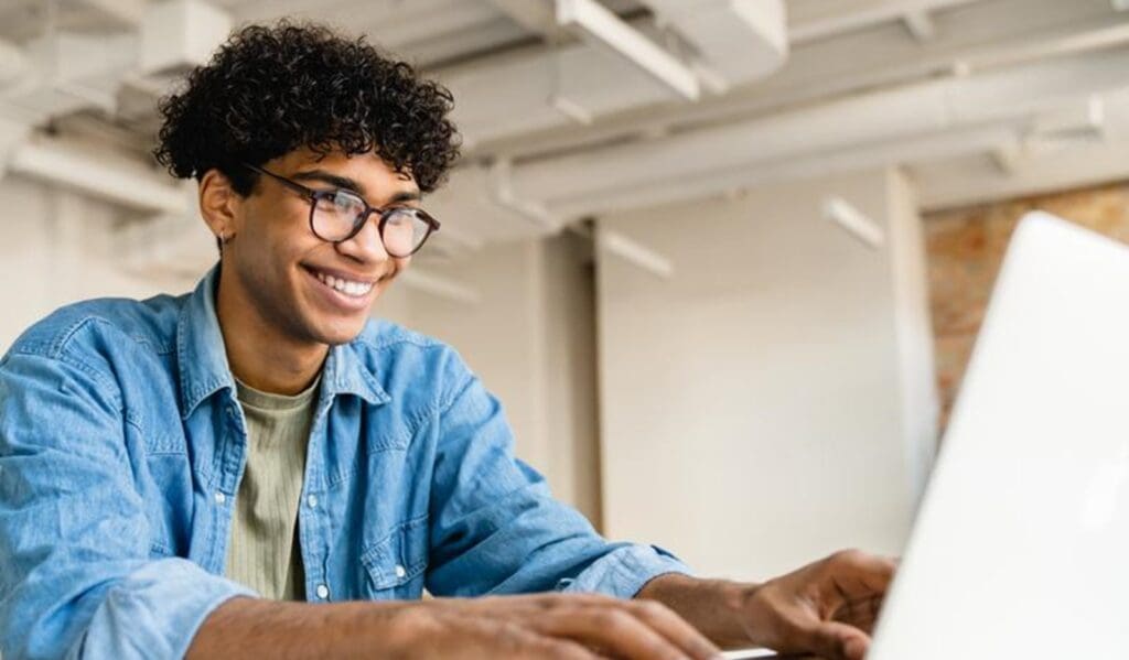 Jovem estudante com notebook