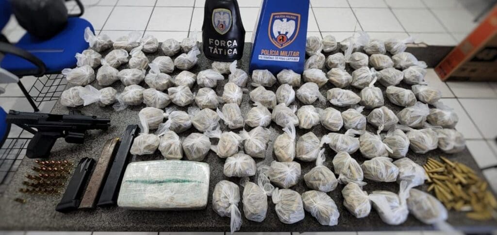 Arma e entorpecentes apreendidos em Jardim Tropical