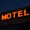 Imagem escura com os dizeres "Motel"