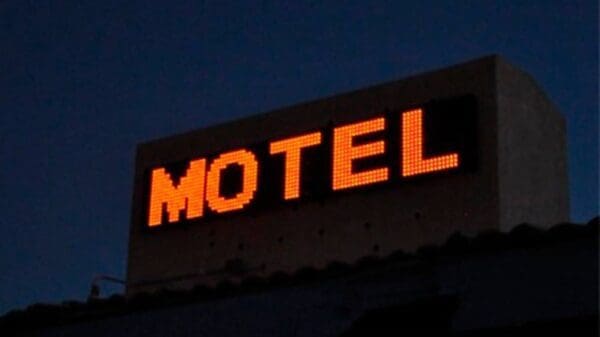 Imagem escura com os dizeres "Motel"