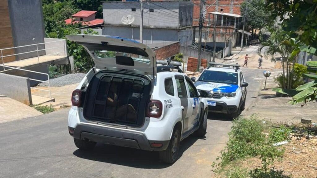 Mulher dentro da gaiola da viatura em Vista da Serra I