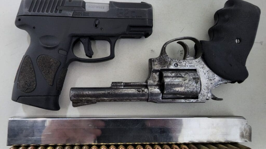 Pistola e revólver apreendidos em Jardim Bela Vista