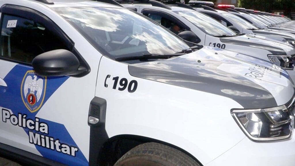 Polícia Militar apreende duas submetralhadores de fabricação caseira na Serra Viaturas da Policia Militar do ES