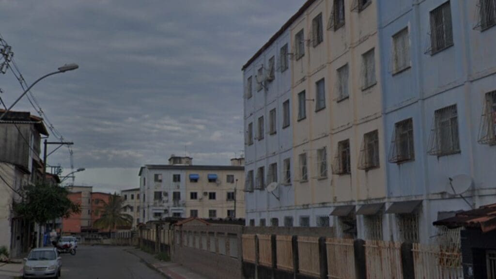 Homem é alvejado por dois atiradores próximo a um bar na Serra bairro André Carloni