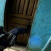 Agentes invadindo a residência esconderijo das motos roubadas em Feu Rosa