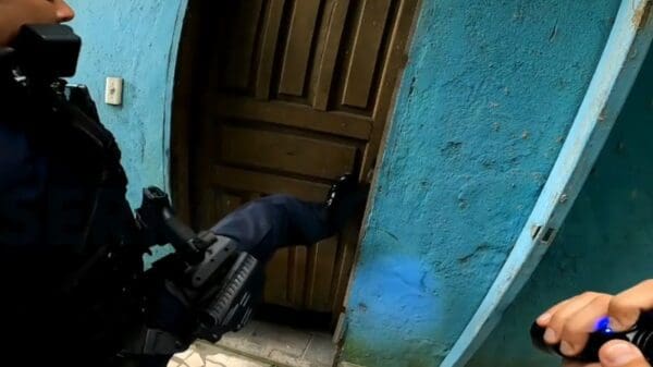 Agentes invadindo a residência esconderijo das motos roubadas em Feu Rosa