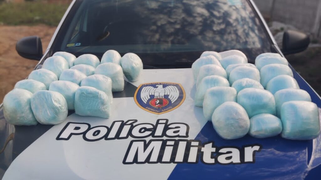 Polícia Militar apreende 35kg de cocaína e prejudica “sexta-cheira” na biqueira do “Capitão América” na Serra Destaque da matéria com os 35kg de cocaína sobre o capô da viatura da PM