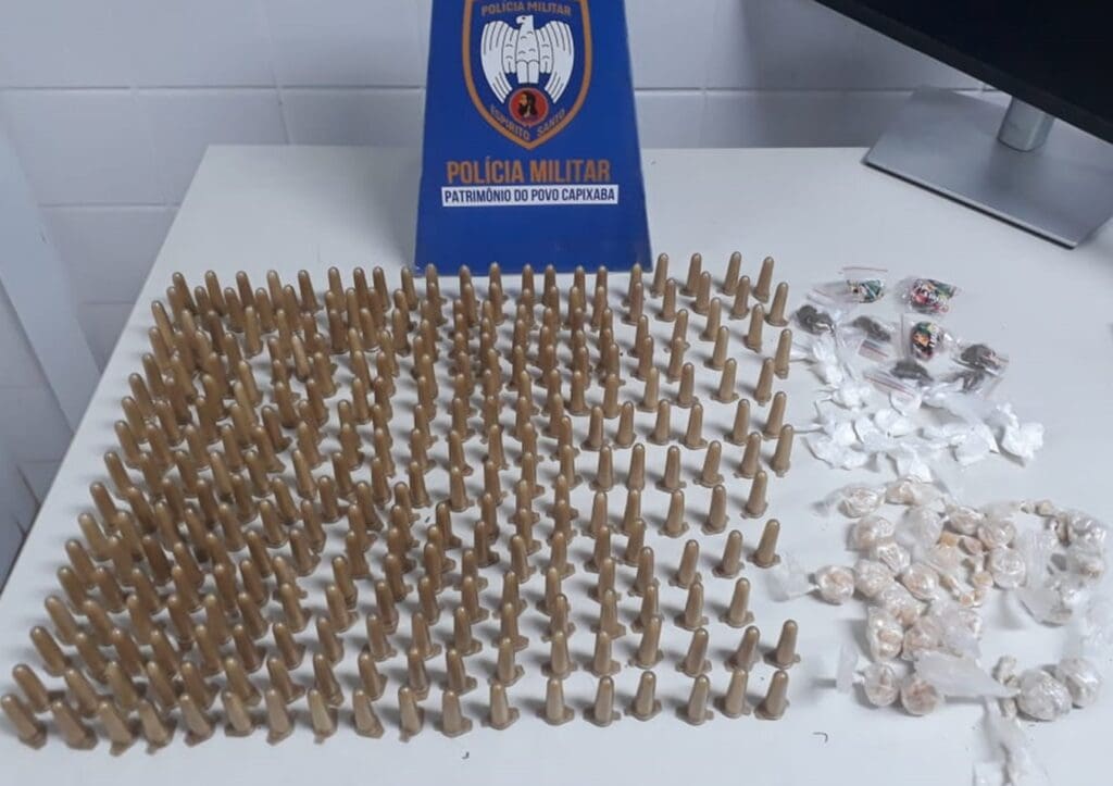 Entorpecentes apoiados na mesa da Polícia Militar