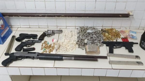Armas e drogas apreendidas em Serra Dourada III