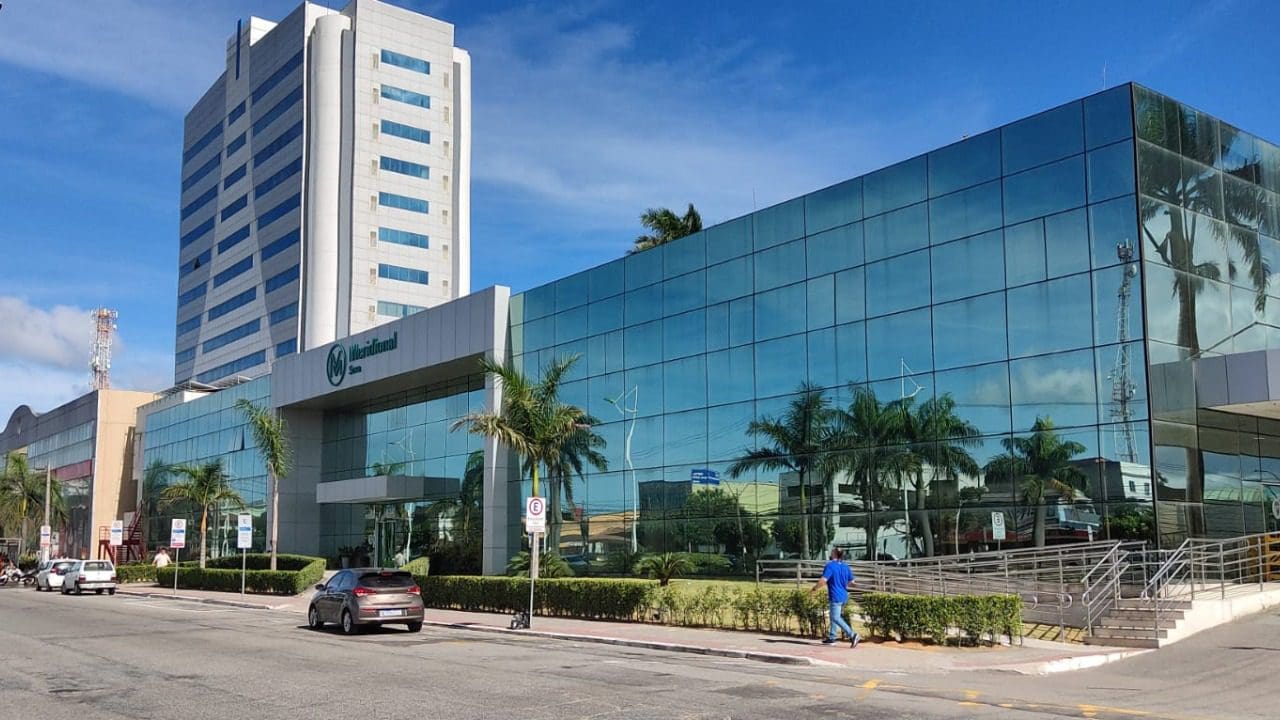 Foto da fachada e uma das empresas da Rede Meridional Kora Saúde