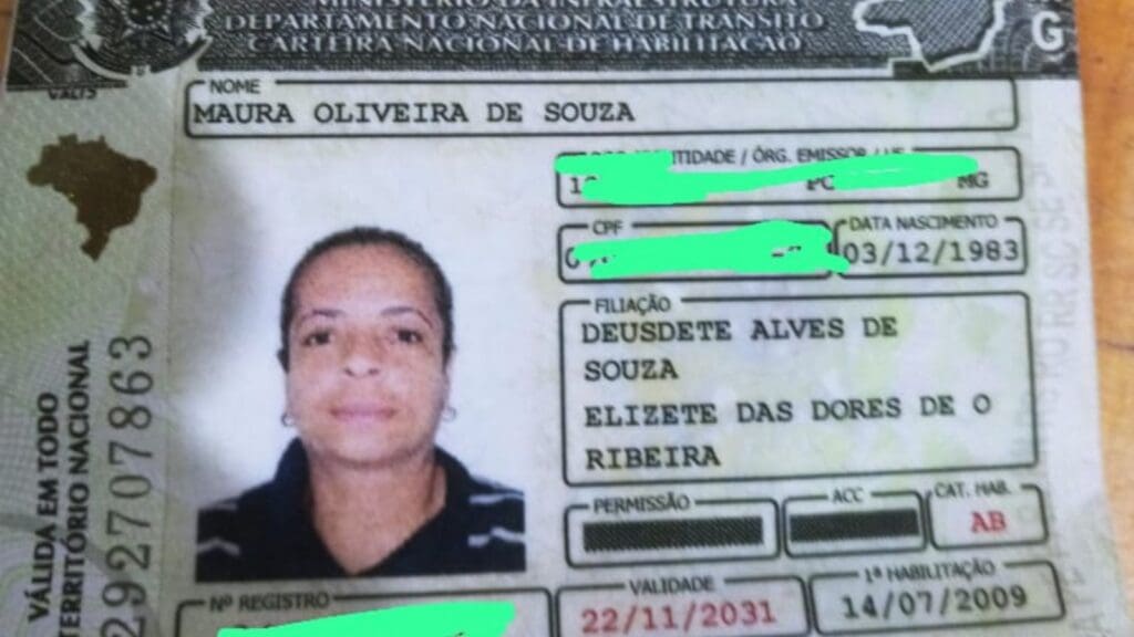 Documento com foto de Maura Oliveira