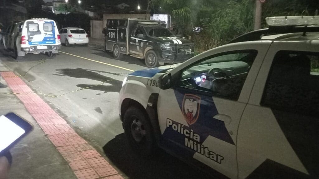 Homem sangra até a morte após se cortar durante fuga da PM em Jacaraípe Suspeito morreu durante fuga da PM em Enseada de Jacaraípe