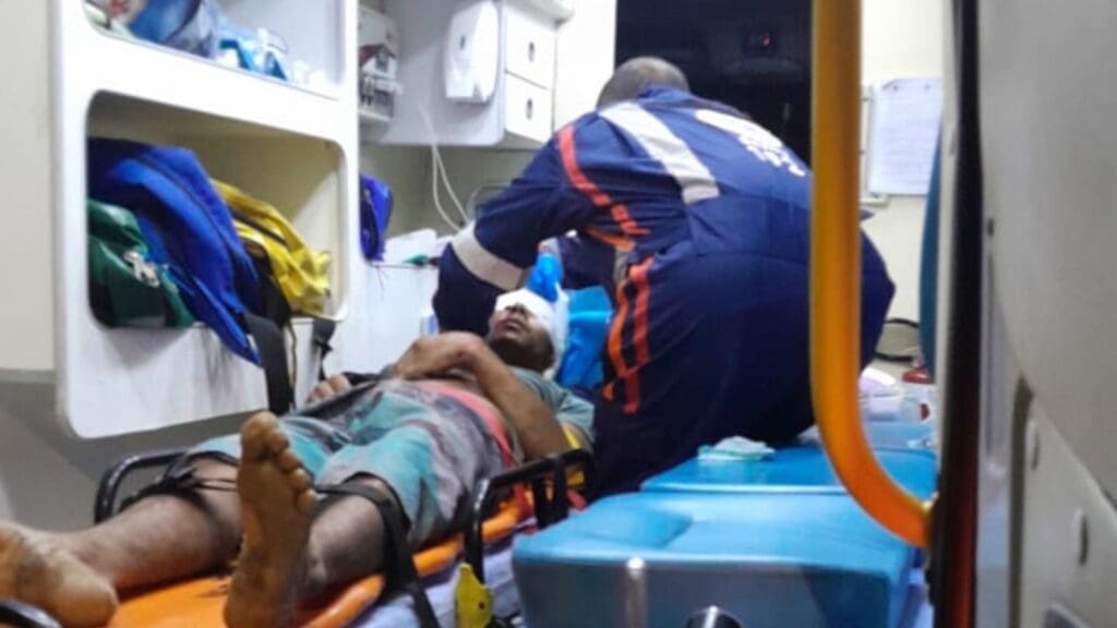 Vítima sendo socorrida pela equipe do SAMU