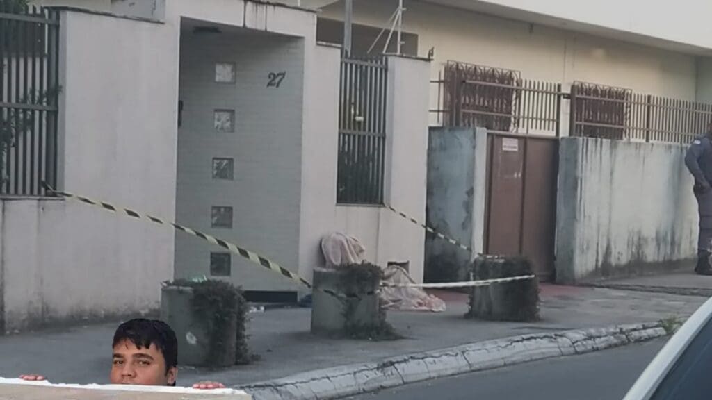 Corpo do homem coberto e protegido aguardando perícia da Polícia Civil após ser encontrado em Serra-sede