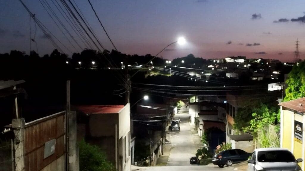 rua Texeira de Freitas no bairro Parque Residencial Mestre Álvaro na cidade de Serra