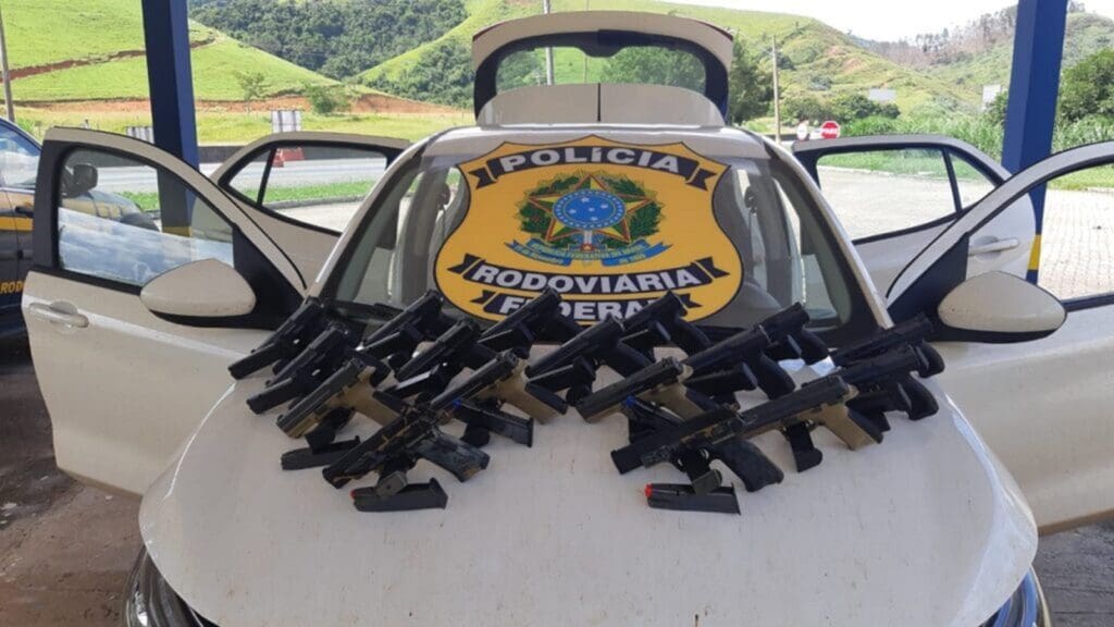 Tráfico de armas: casal capixaba é flagrado pela PRF com carro recheado de pistolas e carregadores em São Paulo Foto com armas e carregadores apreendidos no carro do casal capixaba de Vila Velha