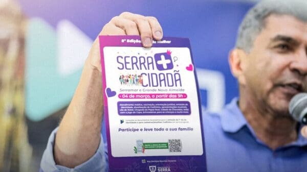 Foto do prefeito da Serra, Sergio Vidigal segurando um flay de divulgação do Serra mais Cidadã