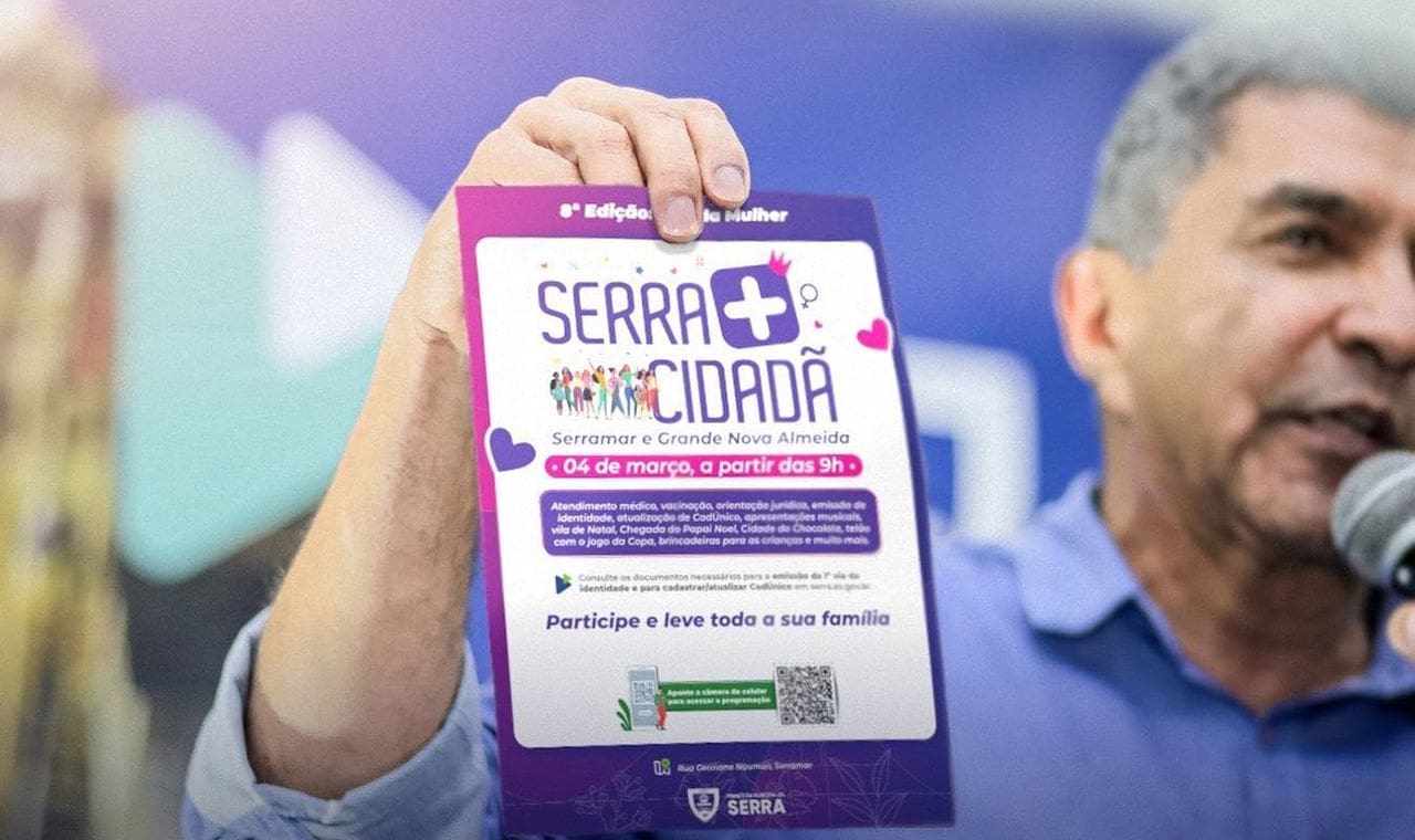 Foto do prefeito da Serra, Sergio Vidigal segurando um flay de divulgação do Serra mais Cidadã