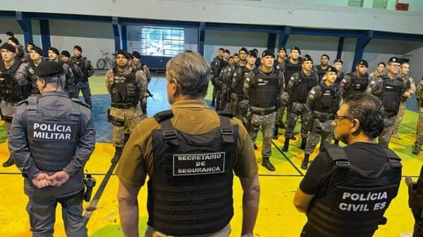 Foto dos chefes da policia Civil, Policia Militar e do Secretário de Segurança em frente de dezenas de soldados
