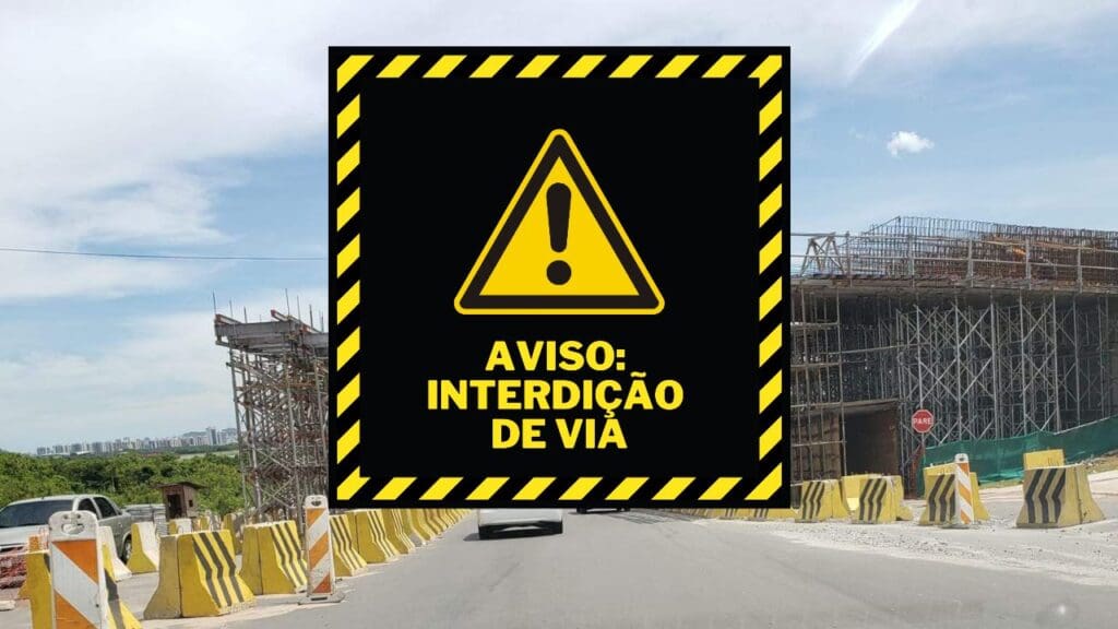 Arte com aviso de interdição de via e no fundo desfocado a Rodovia Paneleiras