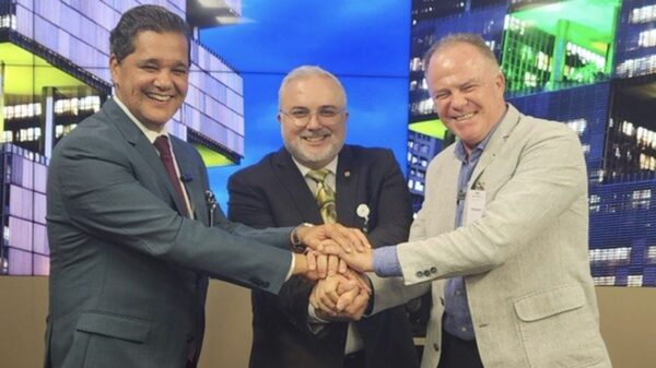 Foto da esquerda para a direita Ricardo Ferraço, Jean Paul Prates e o Governador Renato Casagrande, os tres juntando as mãos simbolizando a união entre eles foto tirada durante reunião no estado do Rio de Janeiro