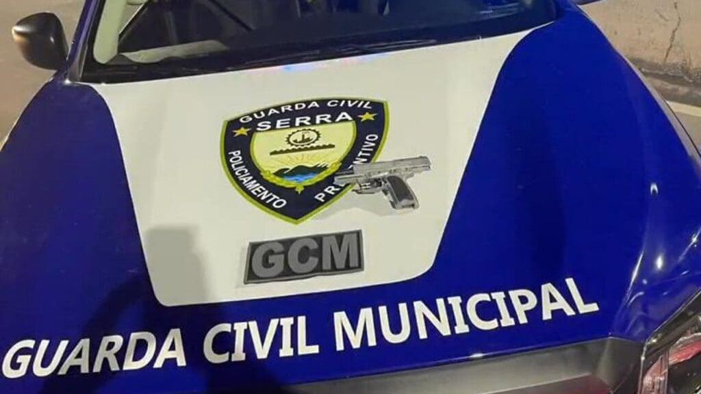 Viatura da GCM com uma réplica de pistola prateada sobre o capo