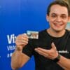 Foto do Prefeito de Vitória Lorenzo Pazolini segurando o cartão alimentação do Programa Vix Mais Cidada