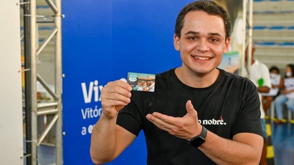 Foto do Prefeito de Vitória Lorenzo Pazolini segurando o cartão alimentação do Programa Vix Mais Cidada