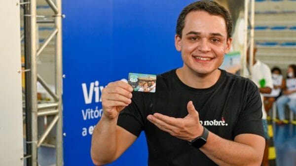 Foto do Prefeito de Vitória Lorenzo Pazolini segurando o cartão alimentação do Programa Vix Mais Cidada