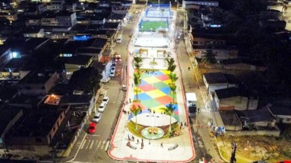 Vista aérea do bairro Planalto Serrano, Bloco A, na imagem vemos uma praça no meio da imagem e dos lados esquerdo e direito residencias