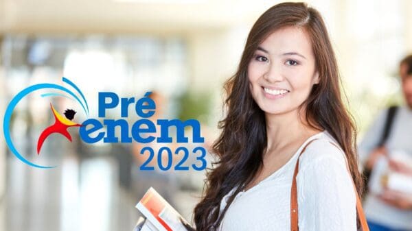 Foto de uma jovem estudante sorrindo e segurando livros, o fundo da imagem está desfocado ao lado esquerdo a legenda Pré-Enem 2023.
