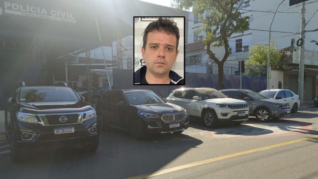 Foto com 5 carros estacionados no patio da Policia Civil, e centralizada no meio uma foto d rosto de um homem de 33 anos suspeito de aplicar estelionatos na cidade da Serra