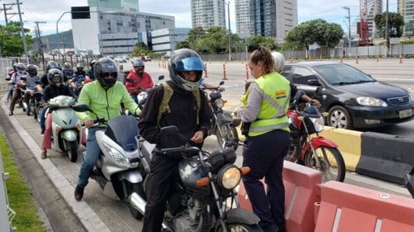 Foto de uma fila de motociclistas parados tentando passar pelo pedagio da 3ª Ponte de Vitória