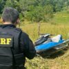 Agente da Policia Rodoviárias Federal, encontrando moto aquatica em meio um local de mata na BR-101 na Serra