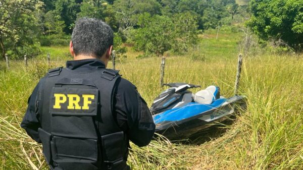 Agente da Policia Rodoviárias Federal, encontrando moto aquatica em meio um local de mata na BR-101 na Serra