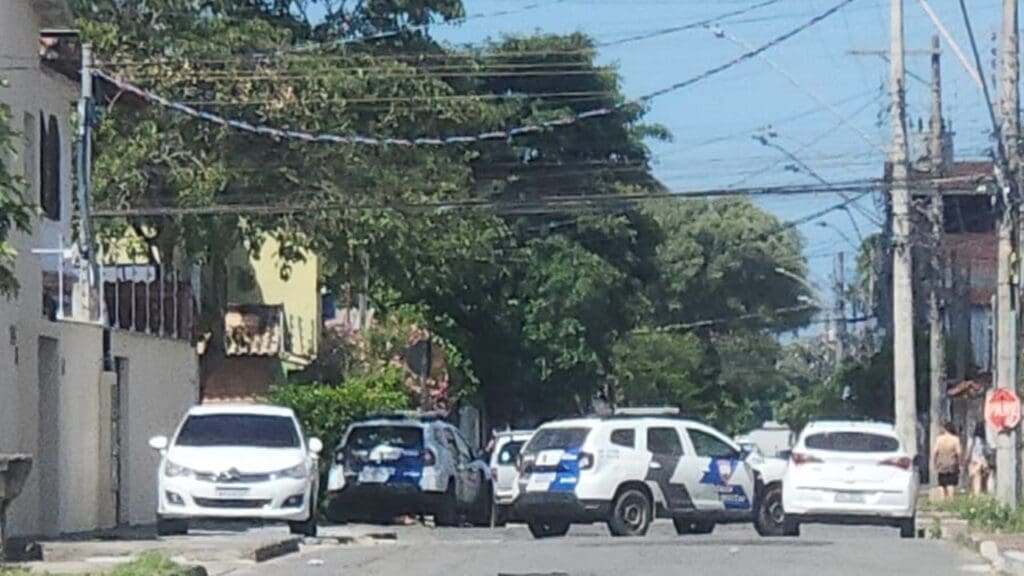 foto várias viaturas da PM paradas na Avenida Guarani, interditando o local para realizar as busca a um criminosos