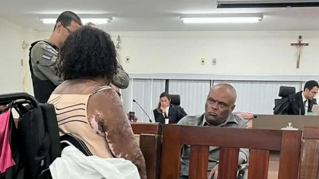 Foto de tribunal de justiça, uma mulher com o corpo com marcas de queimado de frente com o agressor que na época do crime era se marido