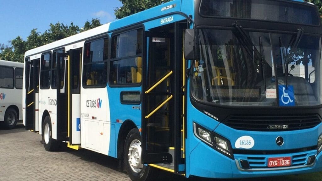 Foto de um ônibus do sistema Transcol estacionado no patio com as portas abertas