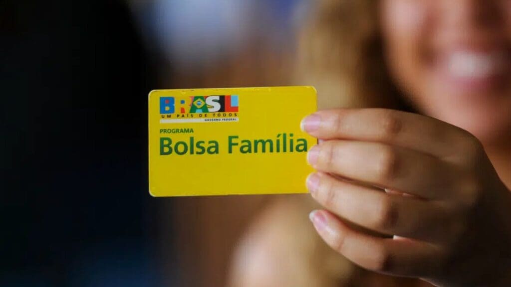 Foto de uma pessoa segurando o cartão referente ao bolsa família