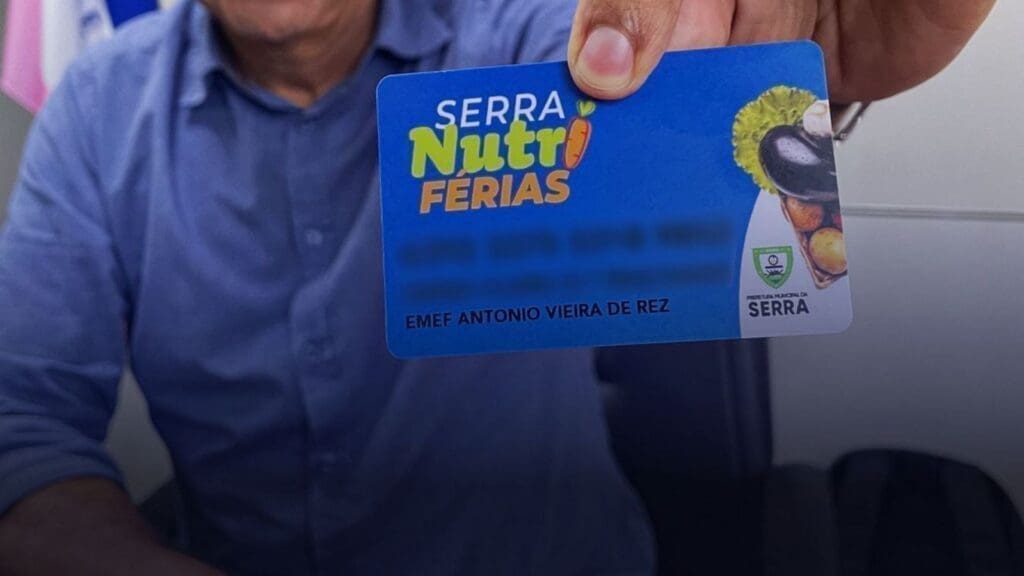 Homem segurando o Cartão Serra Nutri Férias
