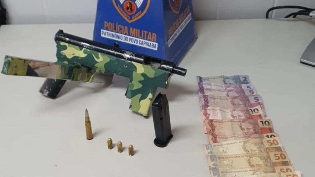 Submetralhadora, munições e dinheiro apreendido em Feu Rosa