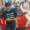 Gabriel Siqueira, idealizador do Anchieta na Alta em frente a um veículo vermelho jogando uma bola de futebol para cima