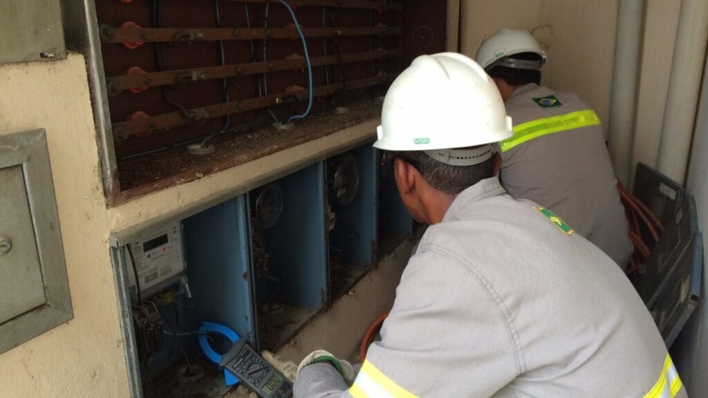 Trabalhadores fazendo vistoria de energia elétrica