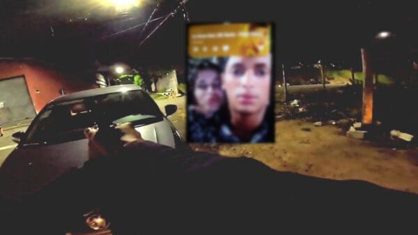 Imagem de um agente da GCM apontando uma arma para um carro que foi roubado por um casal, e no centro da imagem a foto desfocada dos rostos de um homem e uma mulher que roubaram um veiculo na Serra