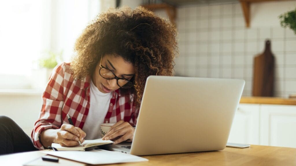 Foto de uma moça estudando remotamente - Qualificar ES