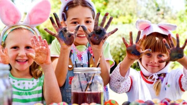Crianças fantasiadas para Páscoa com mãos pintadas