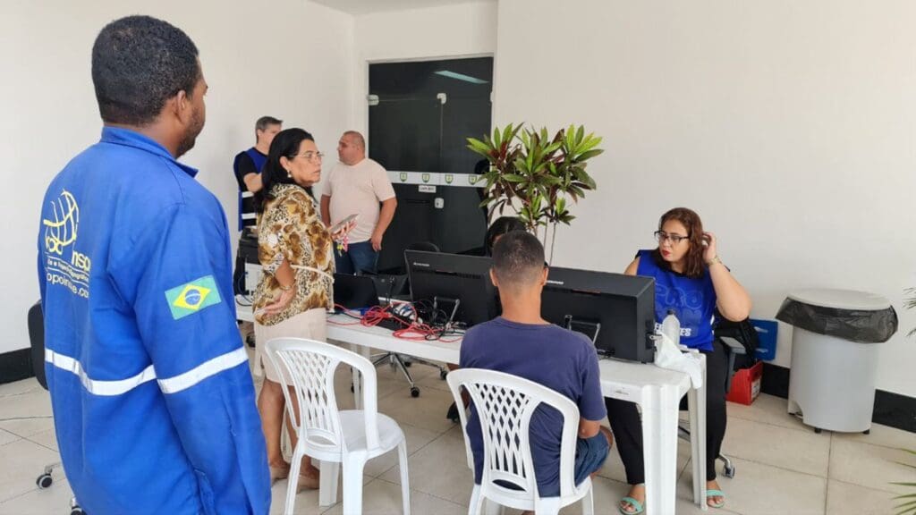 consumidores sendo atendidos pelo Procon Serra