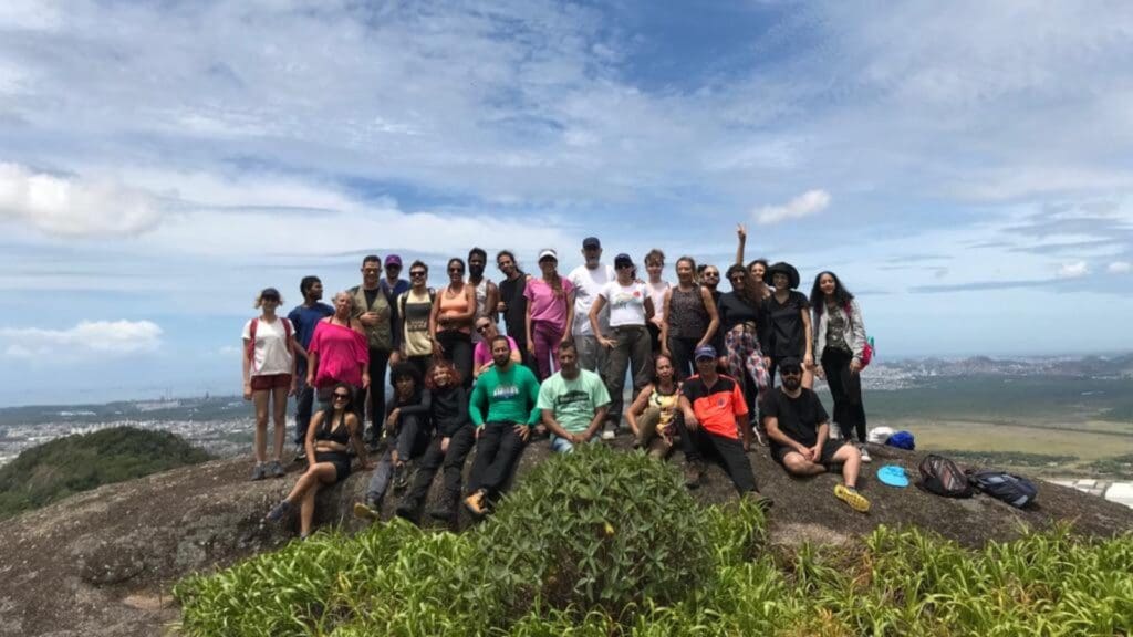 Conheça o topo Mestre Álvaro, o projeto que reúne trilheiros em prol da preservação ambiental na Serra Pessoas no topo do monte Mestre Álvaro