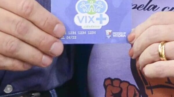 Homem e mulher segurando cartão VIX Mais Cidadania